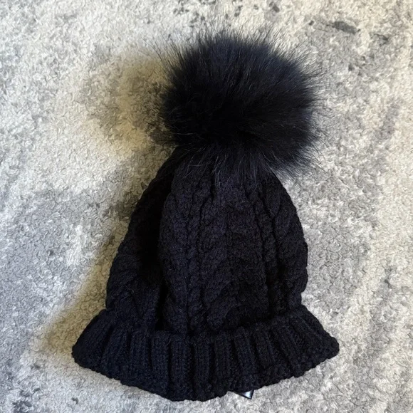 Heartloom Julie Beanie in Noir display picture 3
